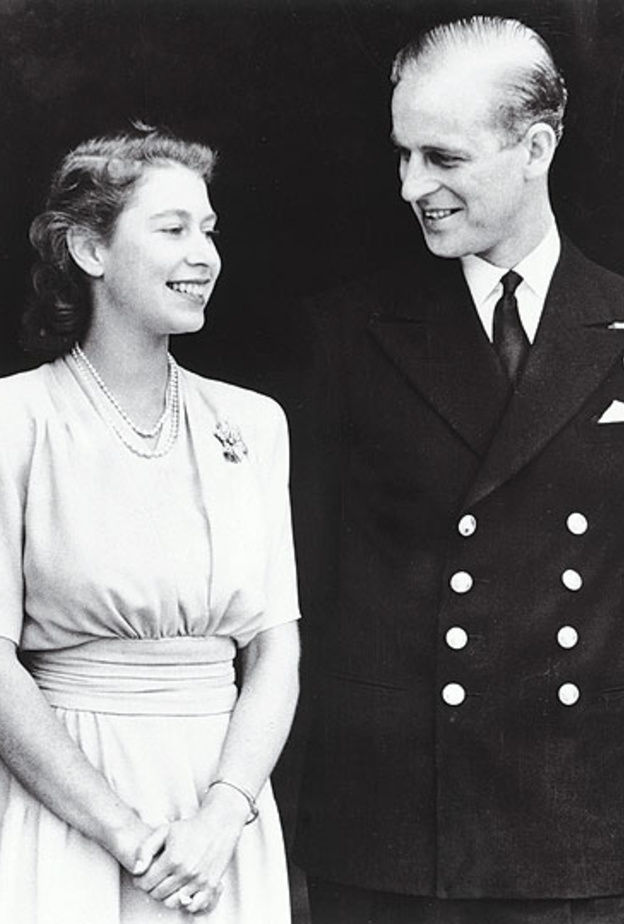  الصورة الرسمية لإعلان خطوبة الأميرة إليزابيث والليفتاننت فيليب مونتباتن في يوليو 1947