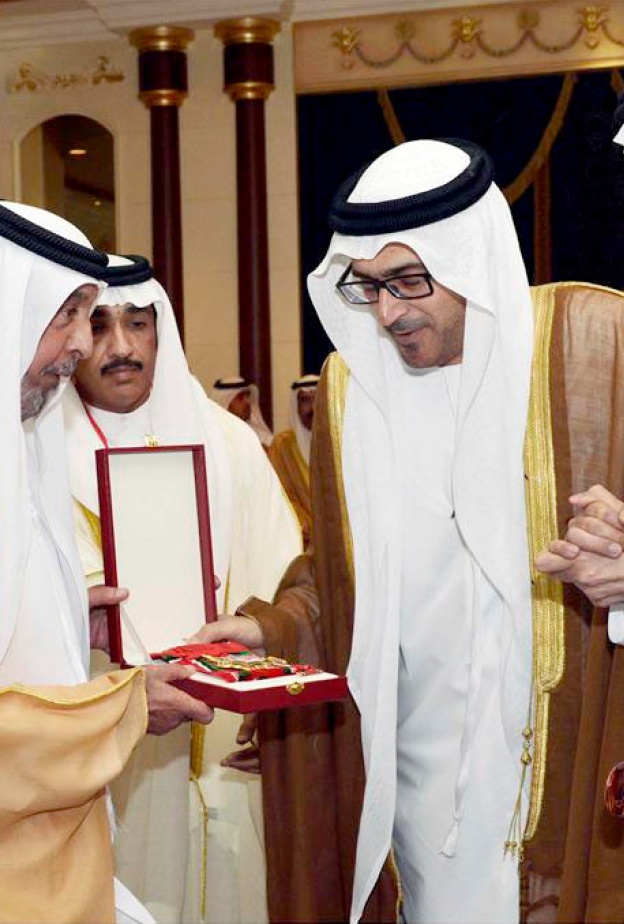 د.جمال اسويدي يتسلم جائزة التقدير من رئيس الدولة.