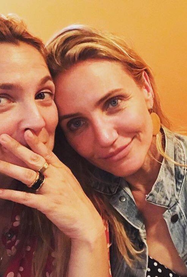 سيلفي للنجمة درو باريمور مع صديقتها المقربة كاميرون دياز