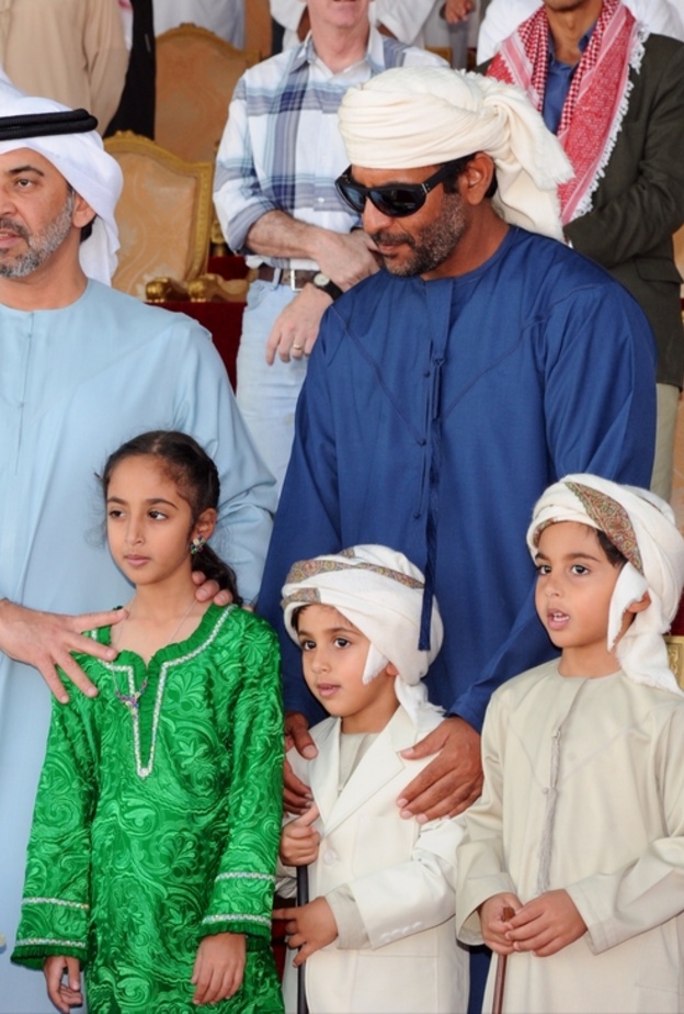 الشيخ حمدان والشيخ ذياب وانجاله الشيخة شيخة والشيخ محمد والشيخ نهيان أثناء السلام الوطني