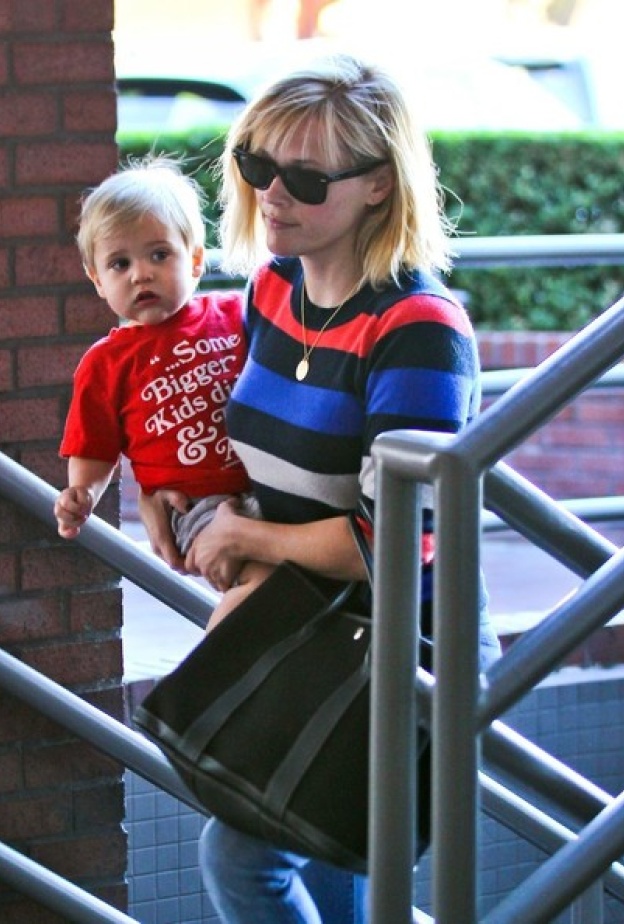 بالصور: Reese Witherspoon تصطحب طفلها إلى الحضانة