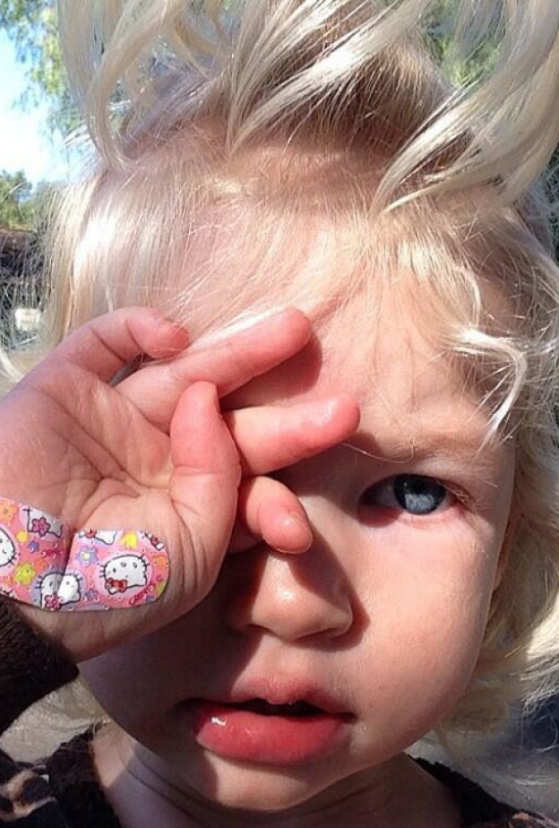 ماكسويل جونسون إبنة جيسيكا سيمبسون باكية بعد جرح يدها