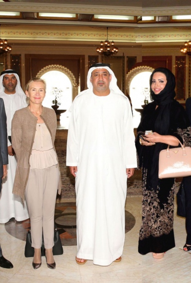 صورة جماعية للشيخ الدكتور سلطان مع الهئية العليا لمجلس الصداقة الإماراتي السويسري