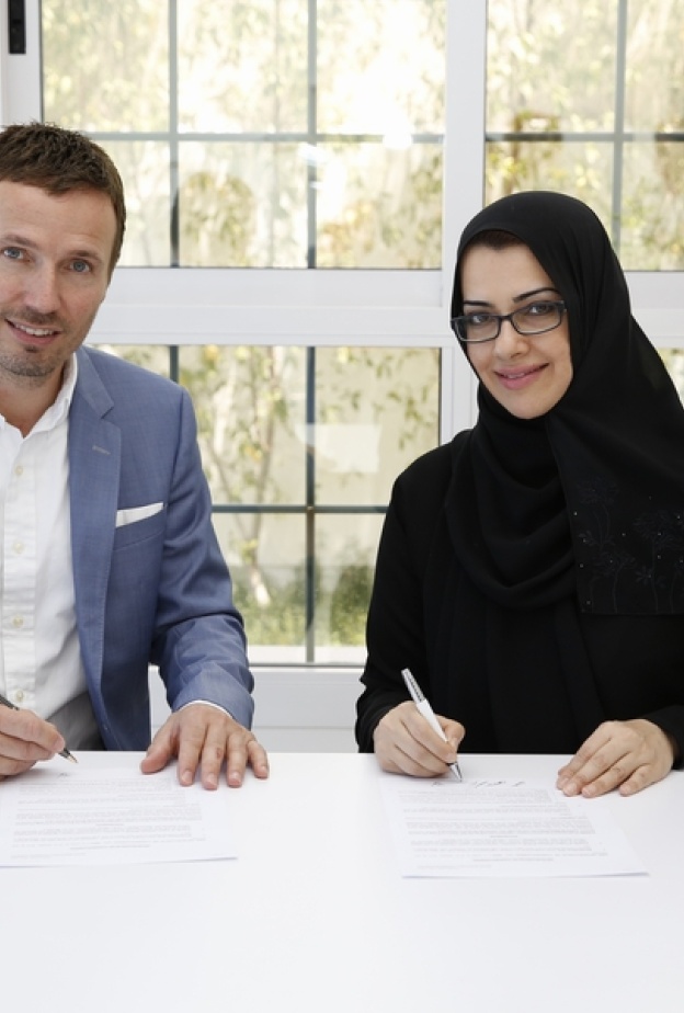 للارس سكوت وسوسن الماضي خلال توقيع مذكرة التفاهم.