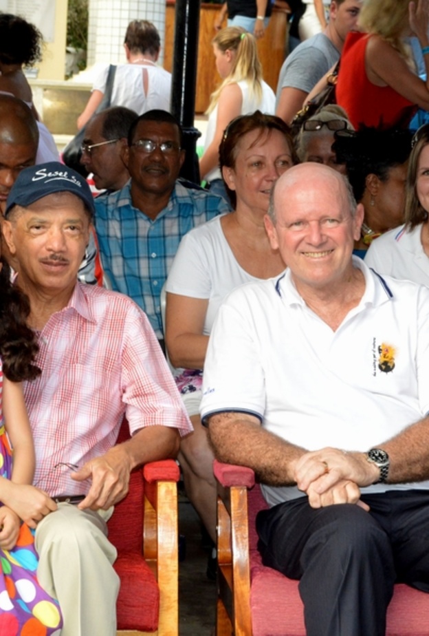 صورة عائلية للرئيس وإبنته والوزير وعائلته.