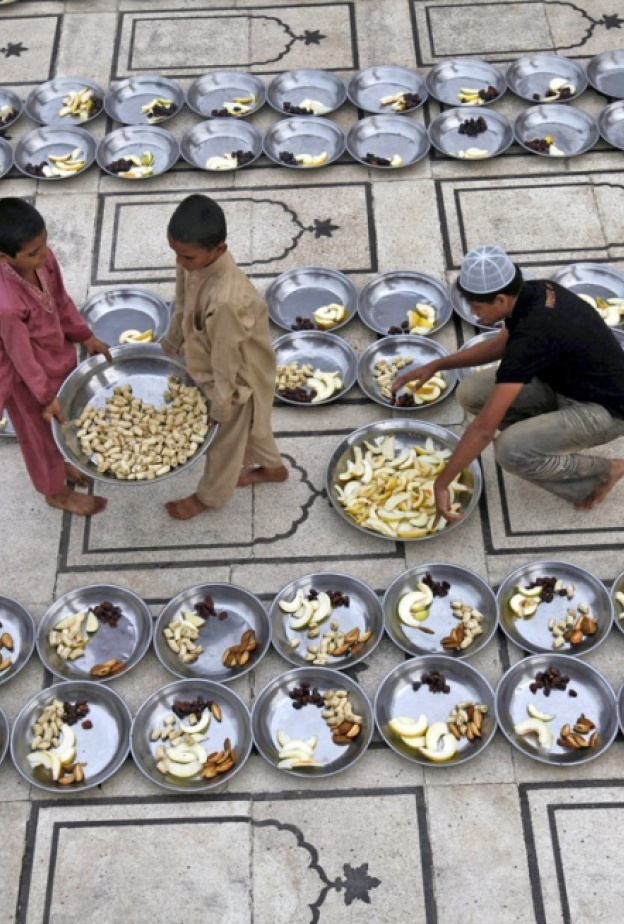 تحضير أكبر مائدة في مسجد كراتشي، باكستان