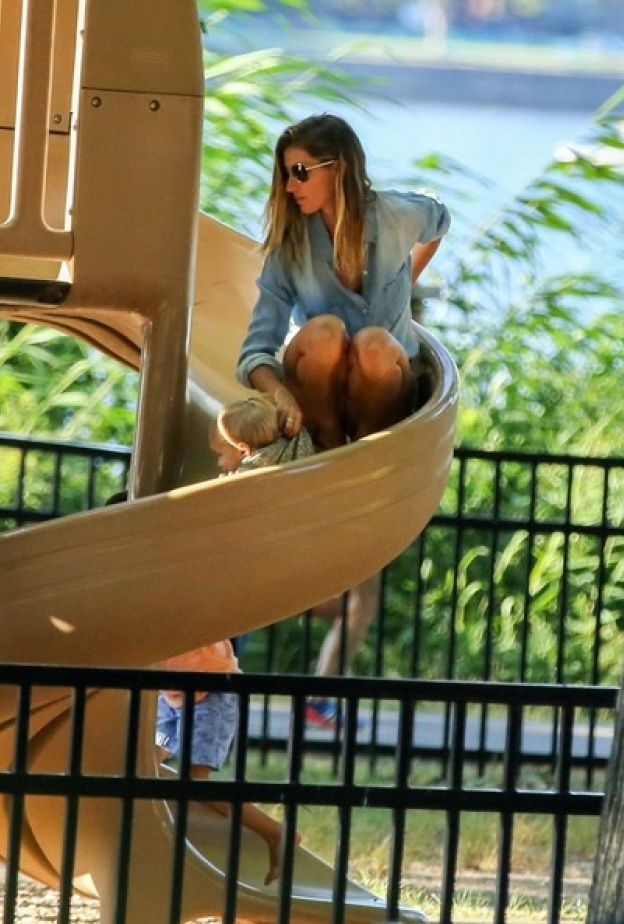 يبدو ان جيزيل بونديشن خائفة على طفلتها من لعبة التزحلق فقررت مشاركتها