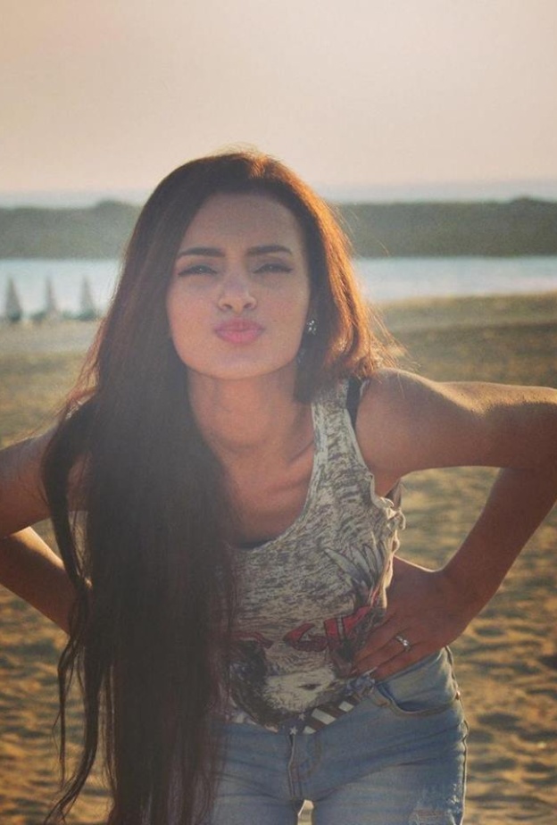 كارمن سليمان وقبلة مميزة لجمهورها من شاطئ البحر