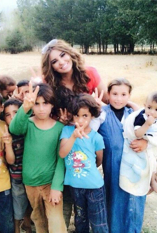 شذى حسون مع الاطفال السوريين في البقاع اللبناني