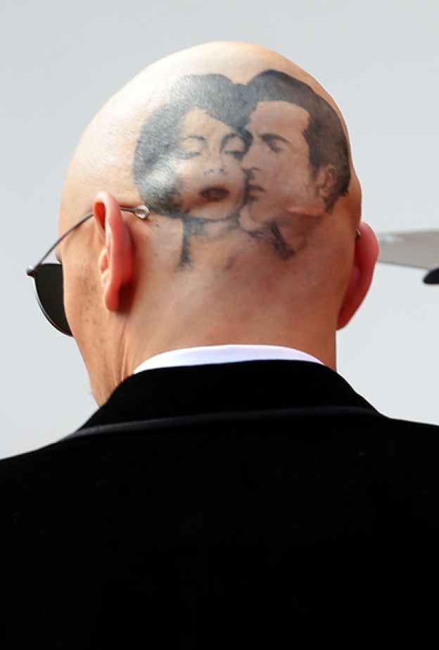 جيمس فرانكو يرسم وشما لالبزابيث تايلور ومنتغمورى كليفت على رأسه