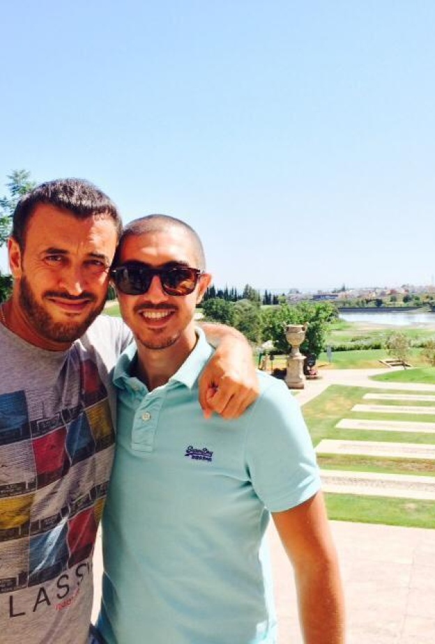 كاظم الساهر مع ابنه عمر أثناء رحلتهما الى اسبانيا