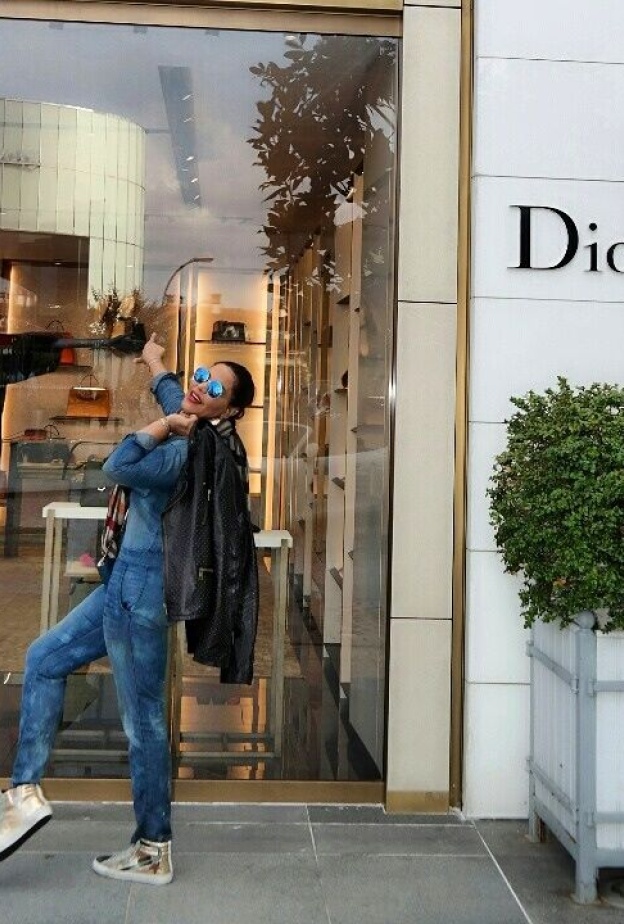 أحلام تستعرض اناقتها امام المتاجر العالمية