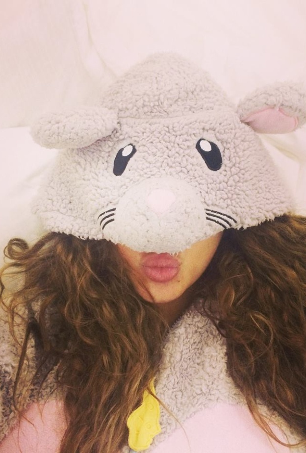  ميريام فارس تهدي جمهورها قبلة مسائية قبيل نومها