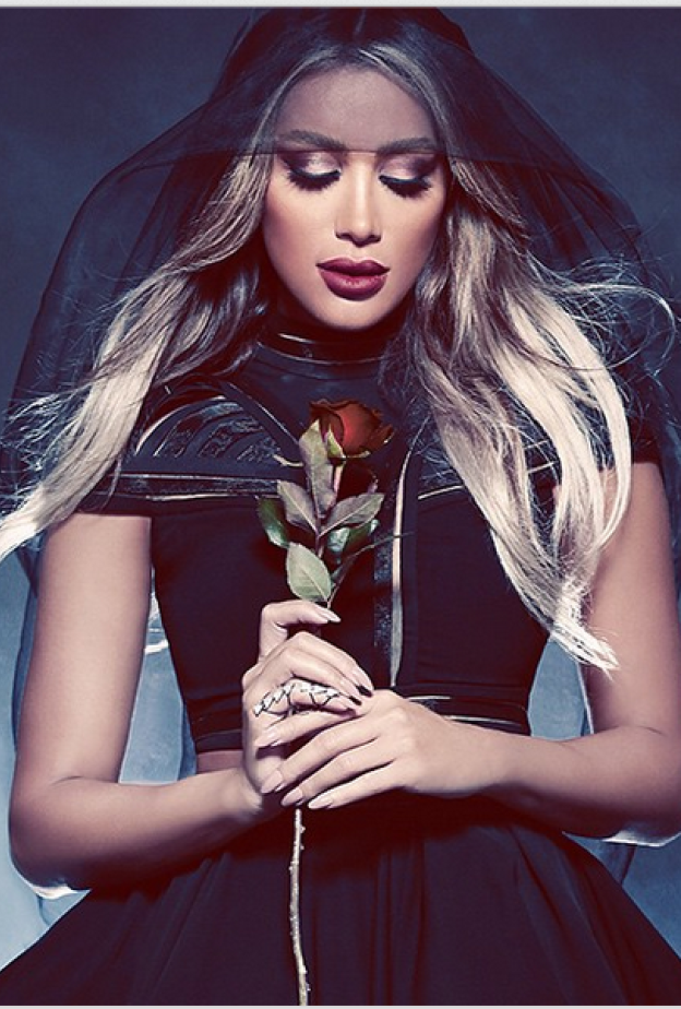 مايا دياب تقلد اليسا بالطرحة السوداء والوردة الحمراء.