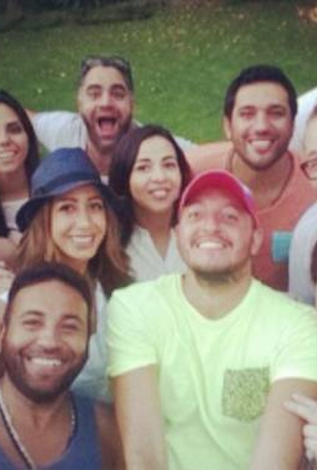 صورة تجمع حسن الراداد بإيمي غانم واصدقائهم.