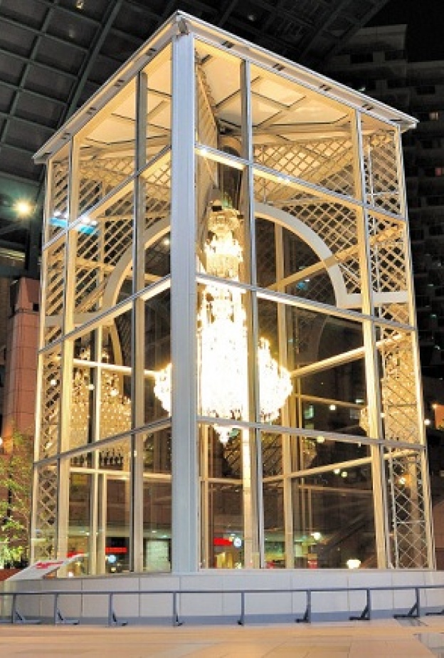 ثريا باكارا الضخمة التي سوف يستمر عرضها في طوكيو حتى 9 يناير 2015