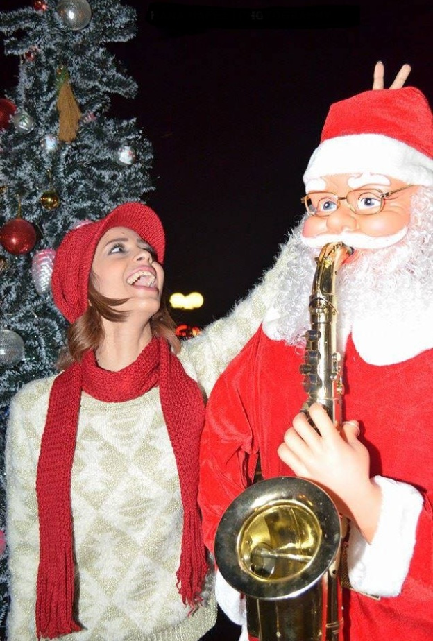 رنا سماحة تمازح بابا نويل وتغدره بوضع قرون له