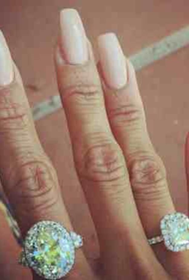 منح كريس براون صديقته Karrueche خاتمين من الألماس