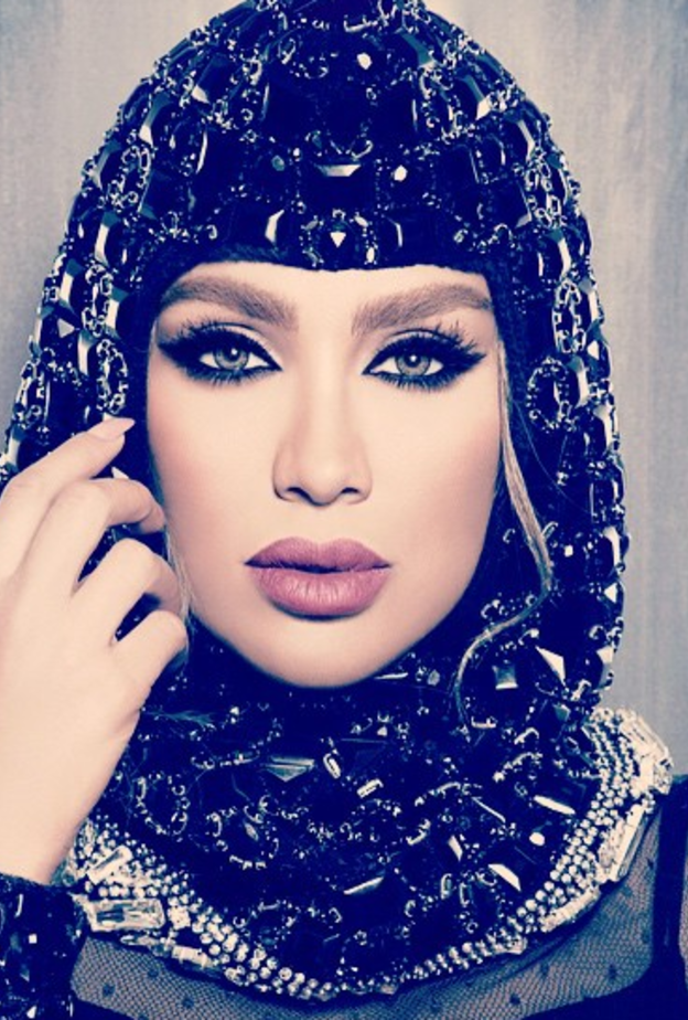 مايا دياب بقطعة أكسسوار من دولتشي أند غابانا