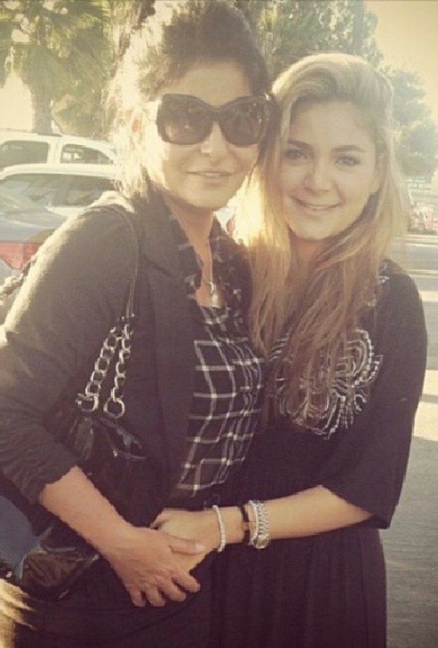 علا غانم وابنتها