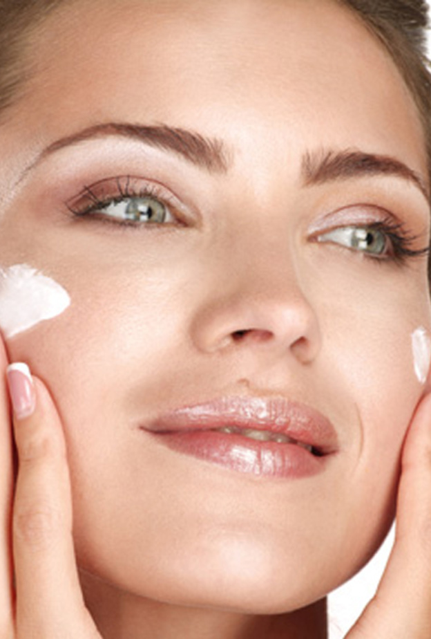 حافظي على شفاهك رطبة باستخدام بلسم الشفاه المناسب