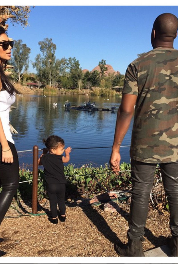 كيم كارديشيان تستمتع بأجواء حديقة الحيوان برفقة ابنتها نورث وزوجها كاني ويست