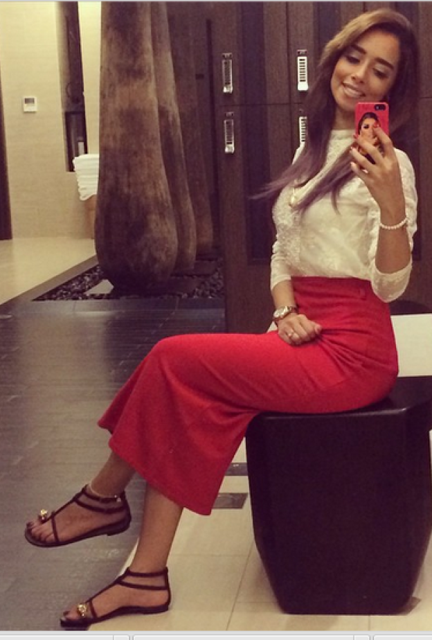 بلقيس تستبق مناسبة يوم الحب بإطلالة أنيقة باللونين الأحمر والأبيض