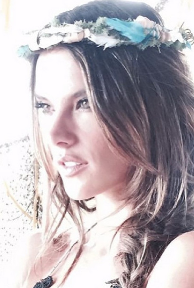 اليساندرو أمبريزو أميرة حقيقية بتاج الورد