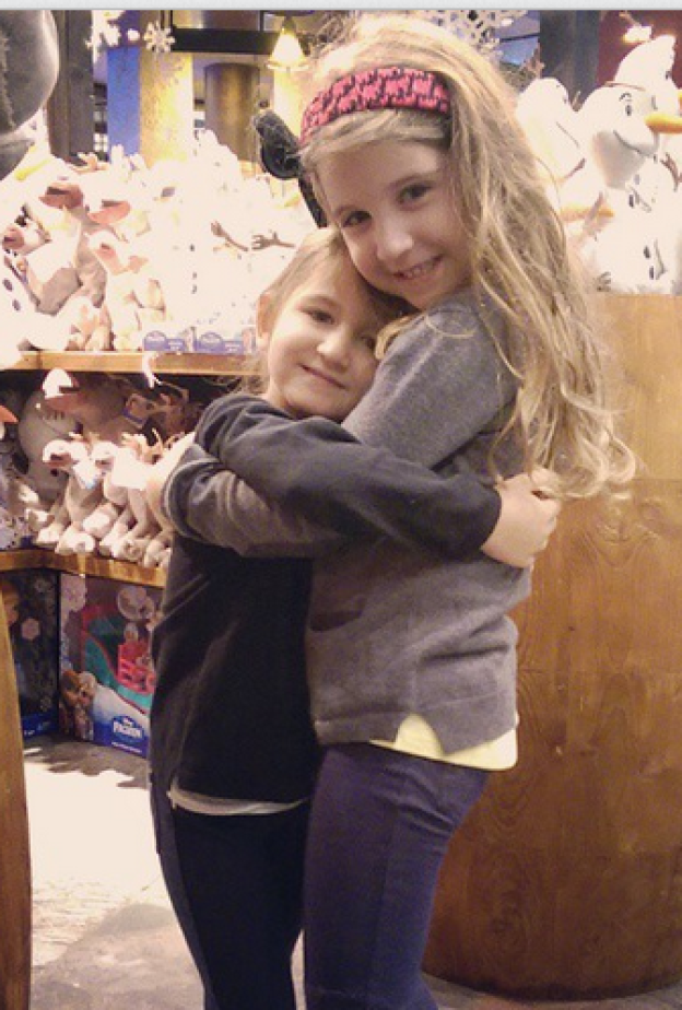 ابنتا نانسي عجرم ميلا وايلا ولحظة عناق اخوية