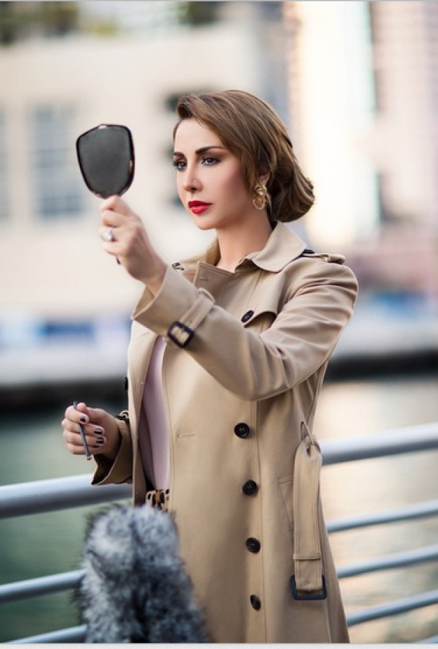 جويل ماردينيان تلقي نظرة على مكياجها وسط احد الشوارع في دبي