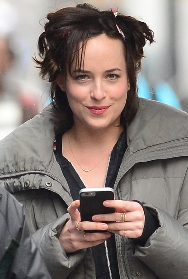 الممثلة داكوتا جونسون تبتسم بشغب للكاميرا  أثناء تصوير فيلم How to Be Single