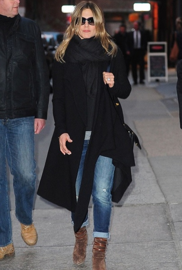 إطلالة غامضة لجنيفر آنيستون في سوهو بمدينة نيويورك