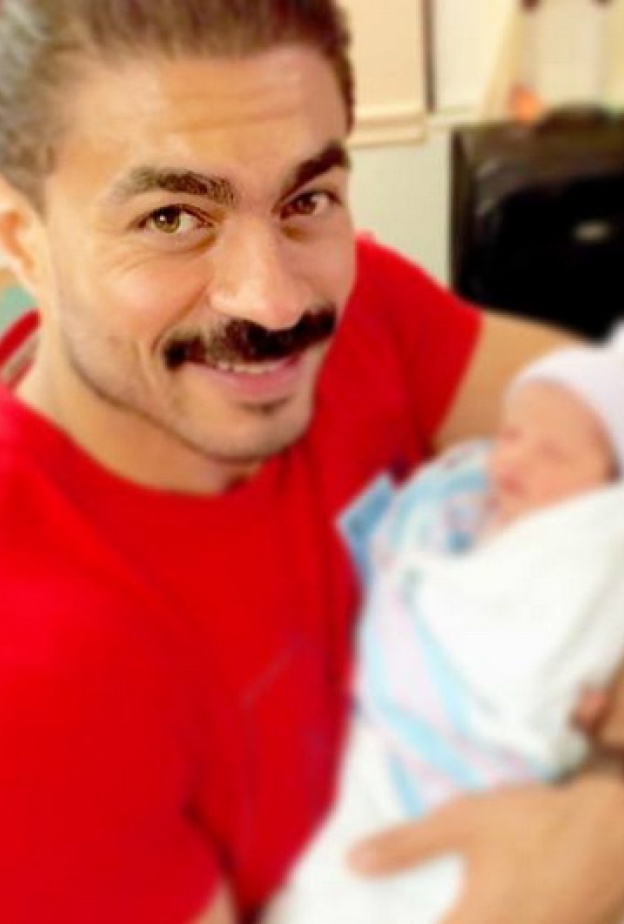 خالد سليم مع ابنته الثانية كنزى فور ولادتها