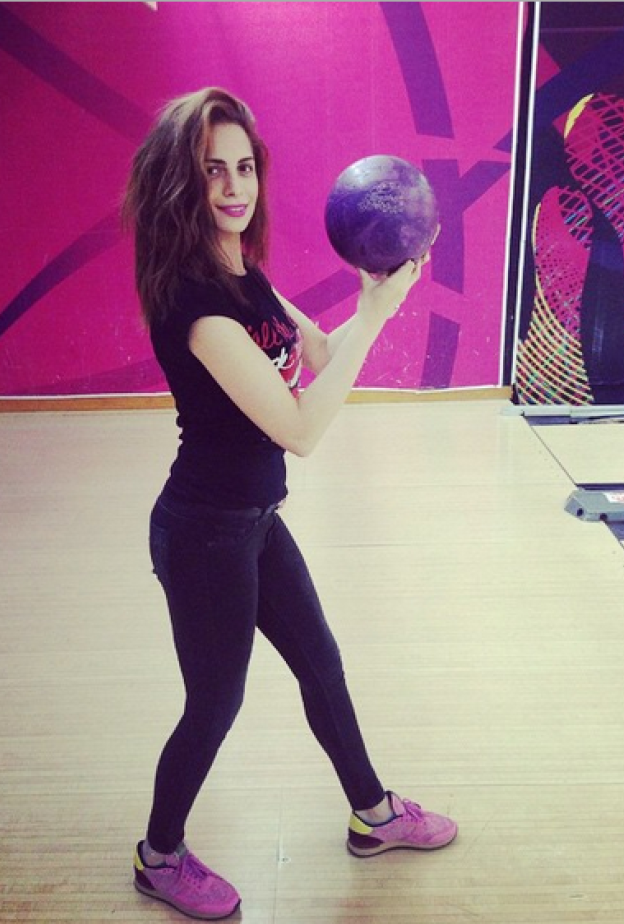 آمال ماهر تستعد لتصويب الكرة في رياضة البولينغ