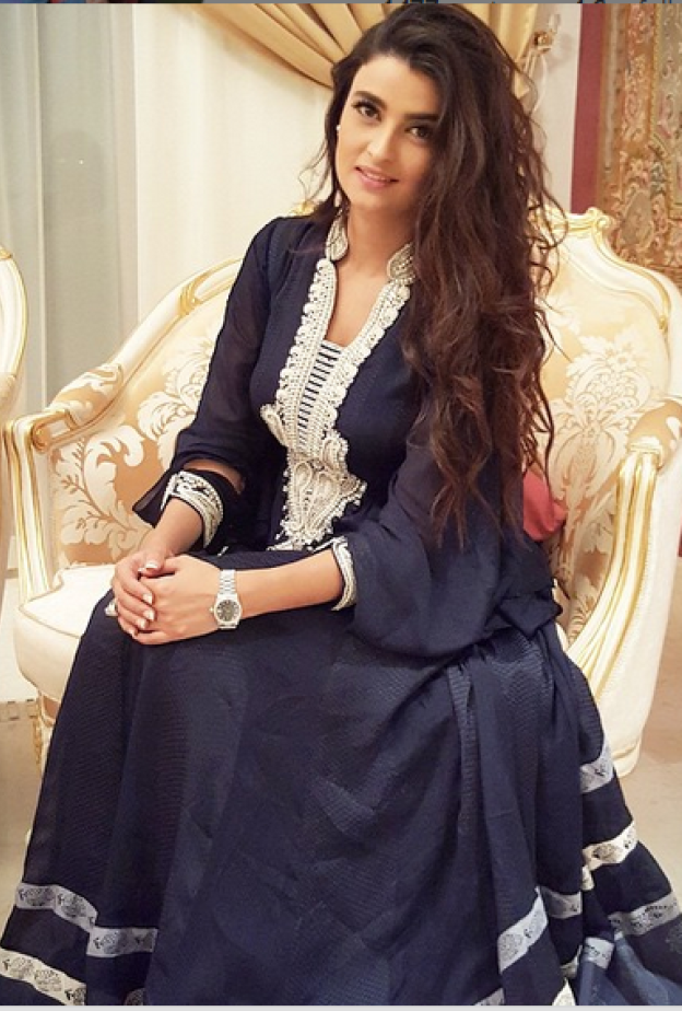 علا الفارس بإطلالة رمضانية مميزة داخل منزلها