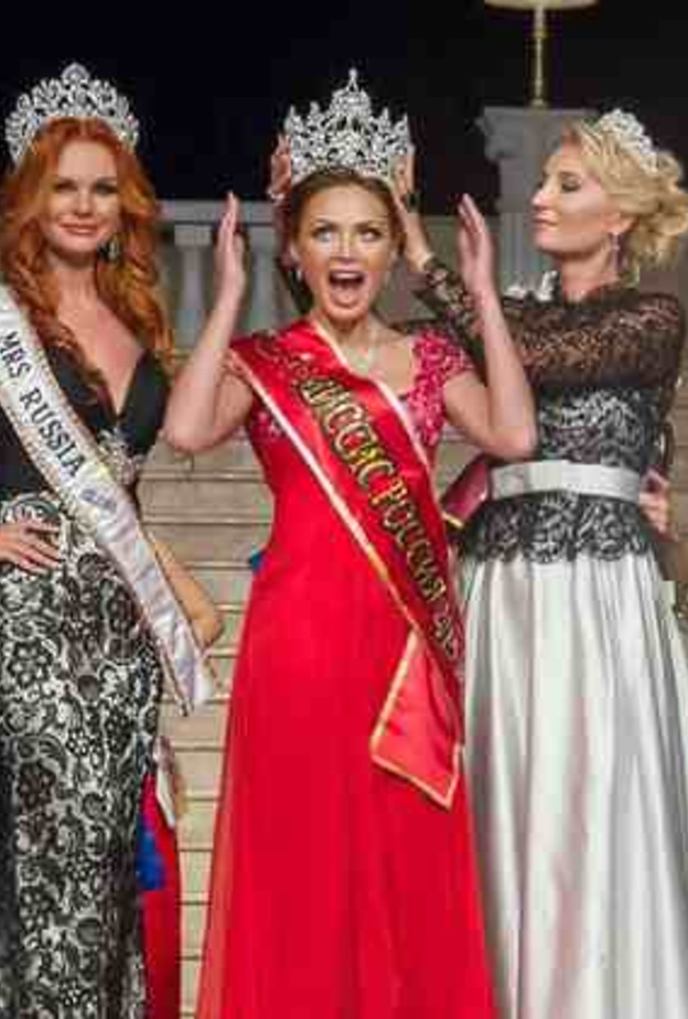 ملكة جمال سيدات روسيا أثناء تتويجها باللقب