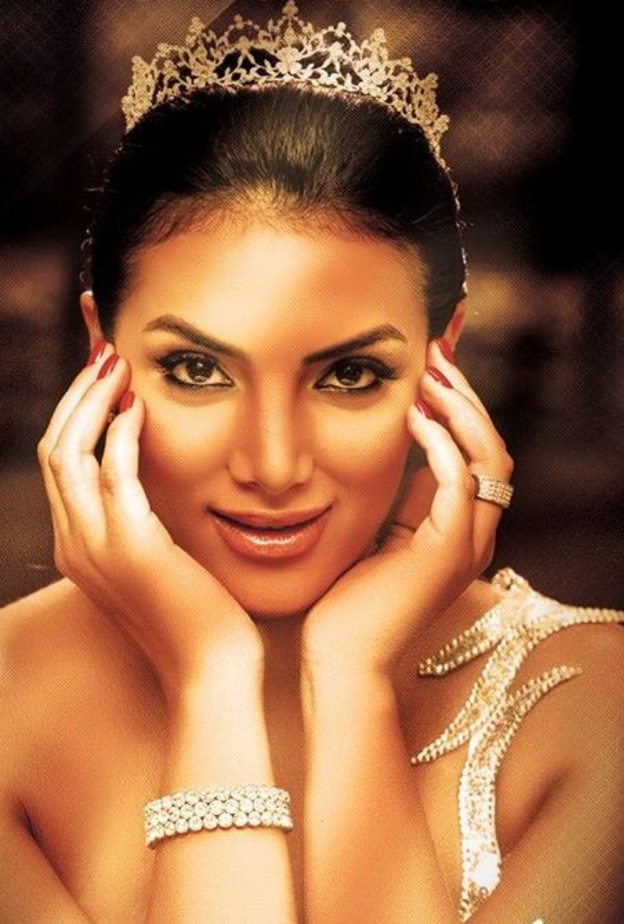 حورية فرغلى عند دخولها عالم الفن من باب ملكات الجمال