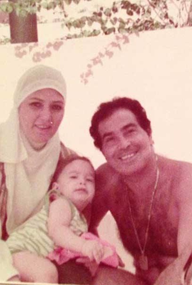 صورة نادرة لحسن يوسف وشمس البارودي وابنهما عمر قبل أكثر من ثلاثين عاماً