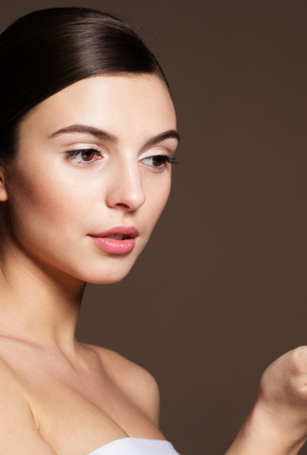 كريم الأساس المسحوق _ السائل لبشرة نقية من دون لمعان