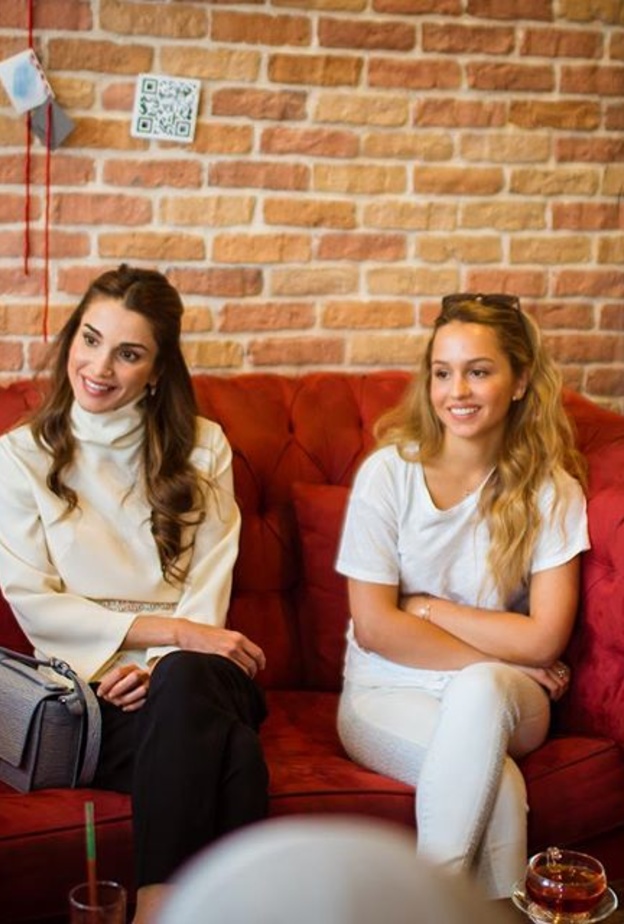  مع الأميرة إيمان في أحد المقاهي في شارع الرينبو