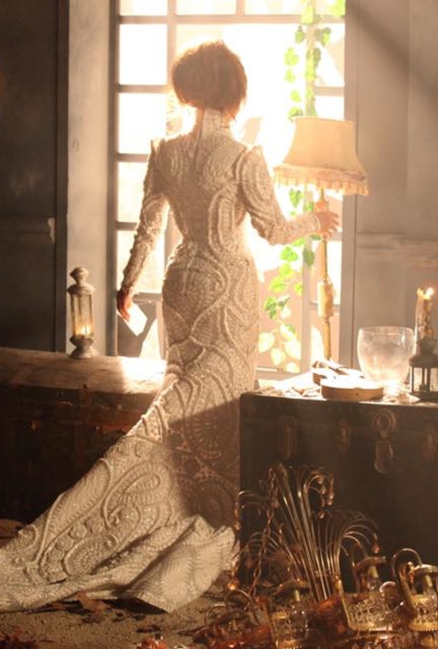 نجوى كرم بفستان زفاف بقصة ضيقة من تصميم نيكولا جبران