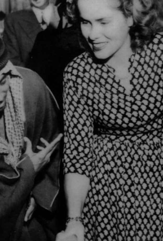 الصورة التي تحتفظ بها التوأمتان منذ 60 عاما