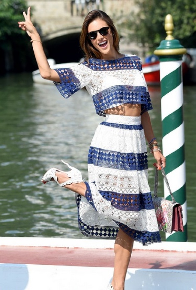 اليساندرا أمبروسيو تحيي الجماهير برشاقة في مهرجان فينيسيا السينمائي 