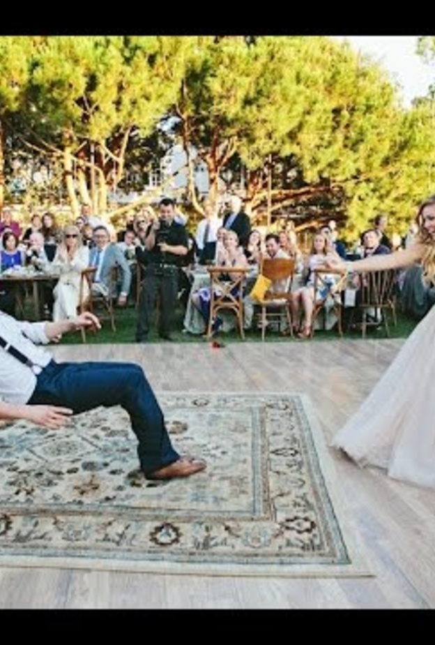  لحظة انحناء العريس العريس الأميريكي جوستين يلمان