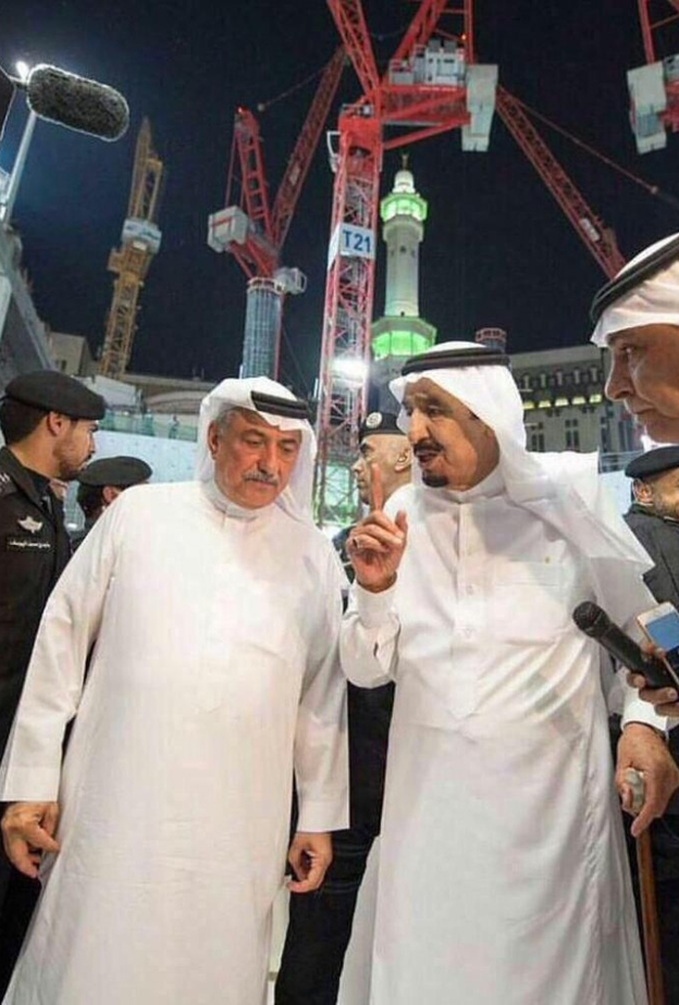 الملك سلمان يشرف علي مكان سقوط الرافعة في مكة