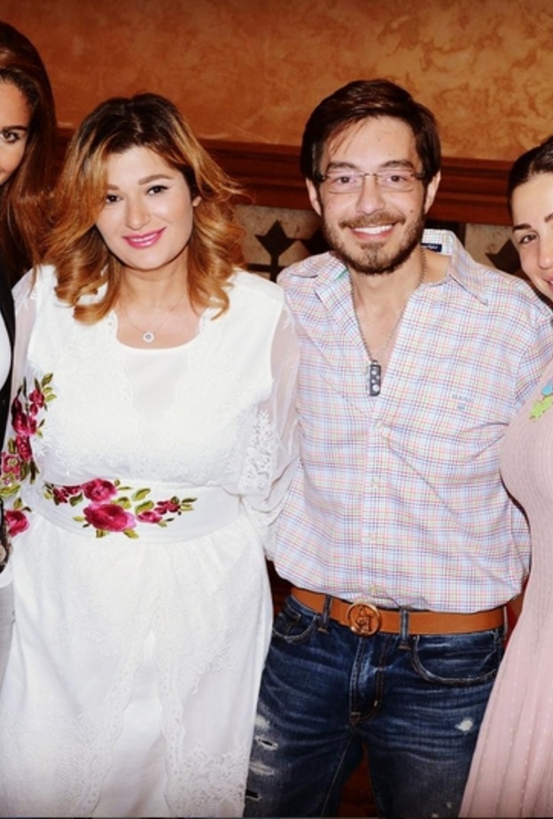 احمد زاهر وزوجته يتوسطان مي عزالدين ومي سليم