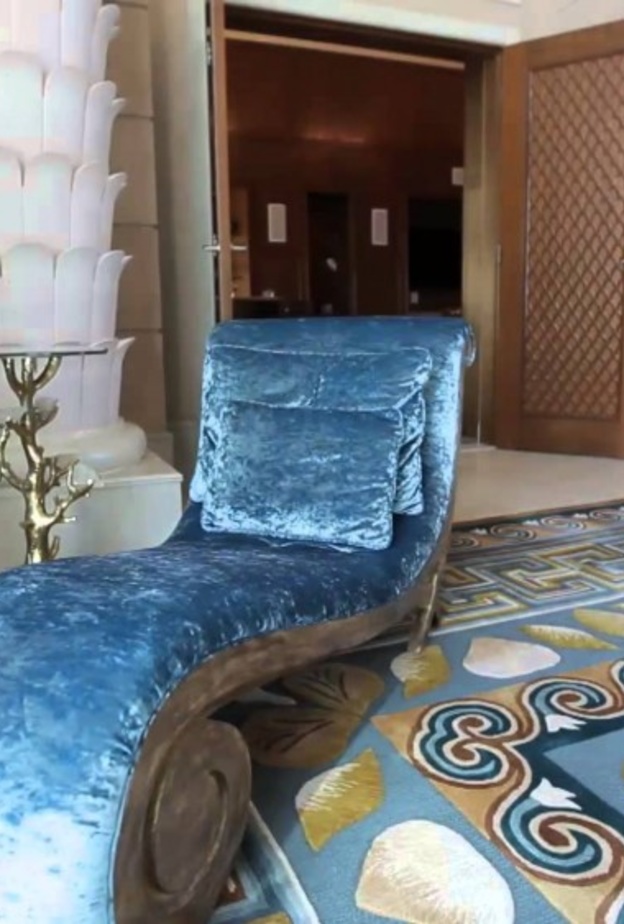 جناح مطل على حوض أسماك عملاق في فندق أتلانتس النخلة في دبي