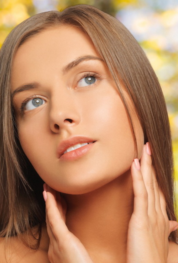 قومي بتطبيق السيروم تحت المرطب لبشرة رطبة