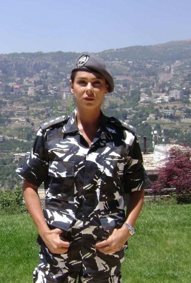  كارول الحاج بالزي العسكري بمشهد من المسلسل