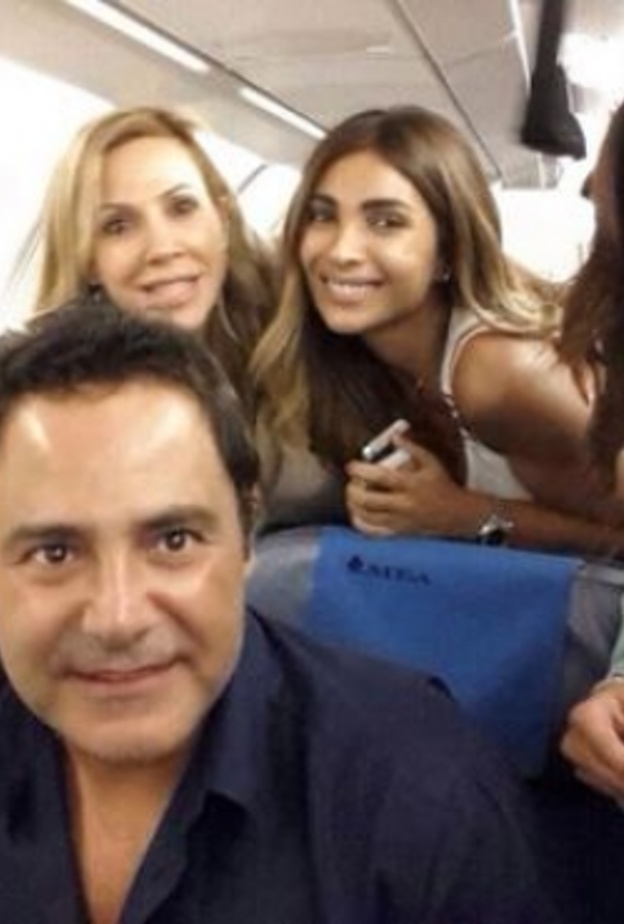  مجموعة من الفنانين يلتقطون سلفي لهم في إحدى الرحلات الجوية